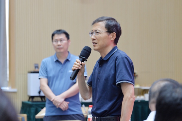 A person holding a microphone

Description automatically generated